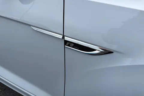 VE69KMY Volkswagen T-Roc 1.5 TSI EVO R-Line Euro 6 (s/s) 5dr Thumbnail #38