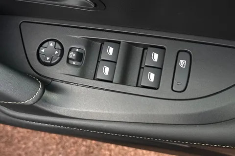 21 of 50 for PEUGEOT 2008 1.2 PureTech GT EAT Euro 6 (s/s) 5dr