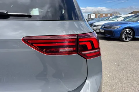 KP25WZL Volkswagen Golf 1.5 TSI 150 R-Line ⭐Tilting and sliding panoramic sunroof,  18' 'Leeds' All Thumbnail #27