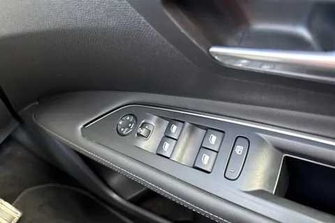 41 of 67 for PEUGEOT 3008 1.2 PureTech GT Line Euro 6 (s/s) 5dr