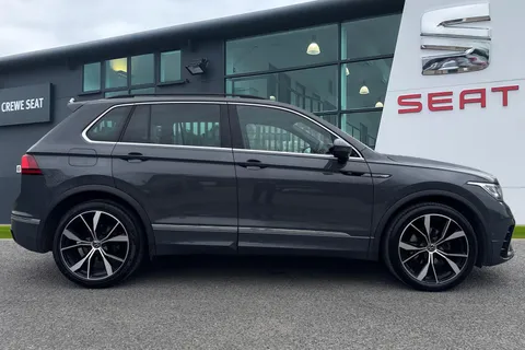 DA21WFP Volkswagen Tiguan 2.0 TDI R-Line DSG Euro 6 (s/s) 5dr Thumbnail #4