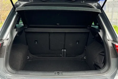 DA21WFP Volkswagen Tiguan 2.0 TDI R-Line DSG Euro 6 (s/s) 5dr Thumbnail #8