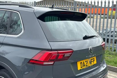 DA21WFP Volkswagen Tiguan 2.0 TDI R-Line DSG Euro 6 (s/s) 5dr Thumbnail #9