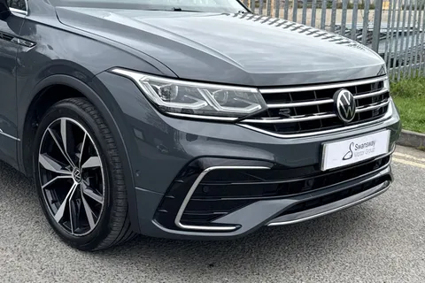 DA21WFP Volkswagen Tiguan 2.0 TDI R-Line DSG Euro 6 (s/s) 5dr Thumbnail #10