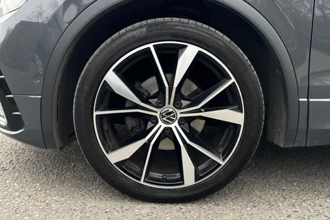 DA21WFP Volkswagen Tiguan 2.0 TDI R-Line DSG Euro 6 (s/s) 5dr Thumbnail #11