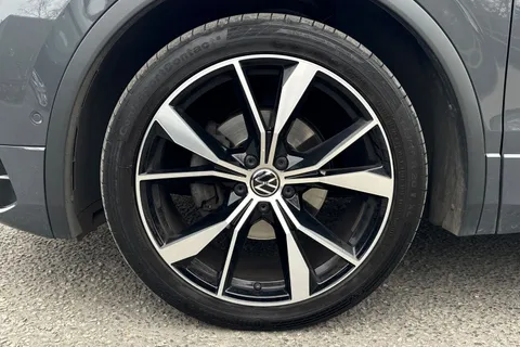 DA21WFP Volkswagen Tiguan 2.0 TDI R-Line DSG Euro 6 (s/s) 5dr Thumbnail #14