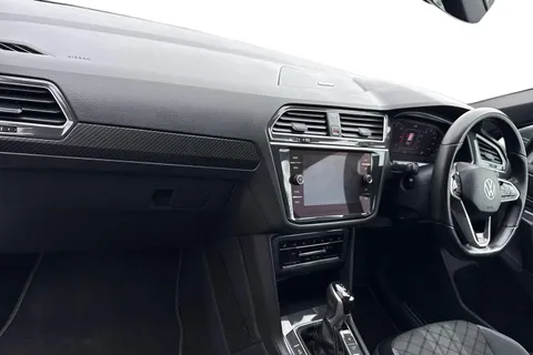 DA21WFP Volkswagen Tiguan 2.0 TDI R-Line DSG Euro 6 (s/s) 5dr Thumbnail #16