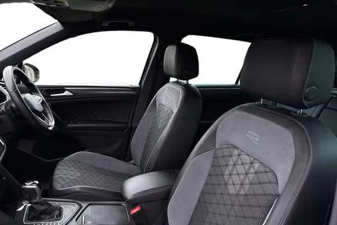 DA21WFP Volkswagen Tiguan 2.0 TDI R-Line DSG Euro 6 (s/s) 5dr Thumbnail #17