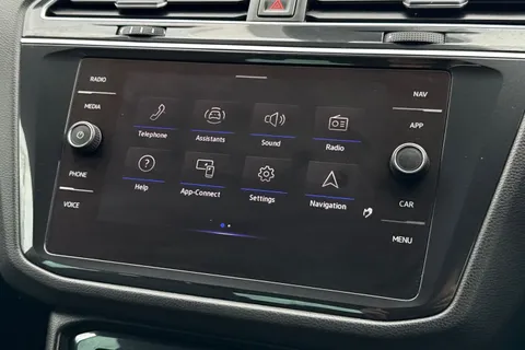 DA21WFP Volkswagen Tiguan 2.0 TDI R-Line DSG Euro 6 (s/s) 5dr Thumbnail #18