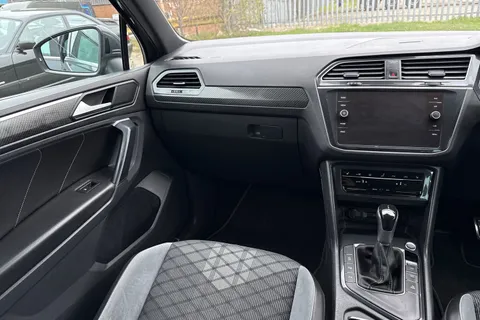 DA21WFP Volkswagen Tiguan 2.0 TDI R-Line DSG Euro 6 (s/s) 5dr Thumbnail #21