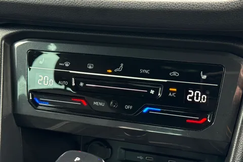 DA21WFP Volkswagen Tiguan 2.0 TDI R-Line DSG Euro 6 (s/s) 5dr Thumbnail #23