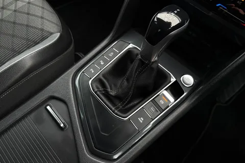 DA21WFP Volkswagen Tiguan 2.0 TDI R-Line DSG Euro 6 (s/s) 5dr Thumbnail #24