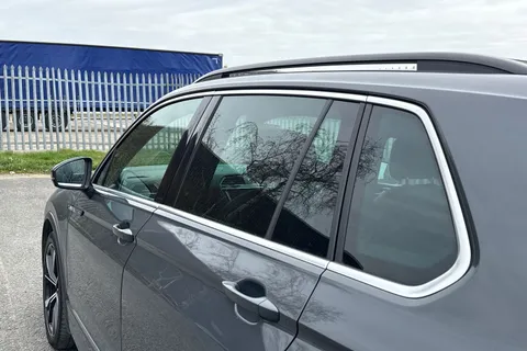 DA21WFP Volkswagen Tiguan 2.0 TDI R-Line DSG Euro 6 (s/s) 5dr Thumbnail #26