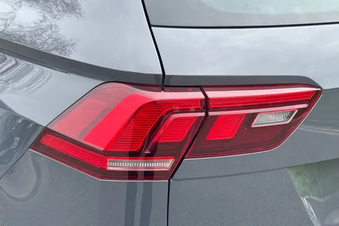 DA21WFP Volkswagen Tiguan 2.0 TDI R-Line DSG Euro 6 (s/s) 5dr Thumbnail #28