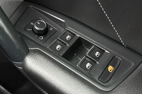 DA21WFP Volkswagen Tiguan 2.0 TDI R-Line DSG Euro 6 (s/s) 5dr Thumbnail #37