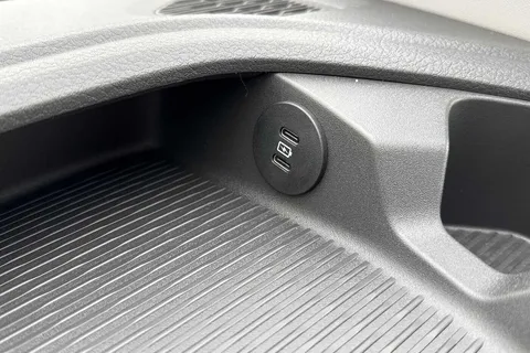 DG75CLJ Volkswagen Transporter 2.0 TDI 110 Commerce Pro Van Thumbnail #34