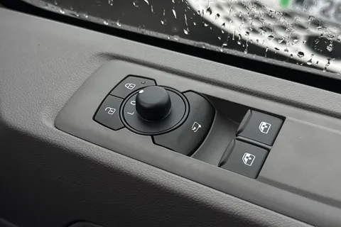 MF26ERX Volkswagen Transporter 2.0 TDI 110 Commerce Van Thumbnail #17