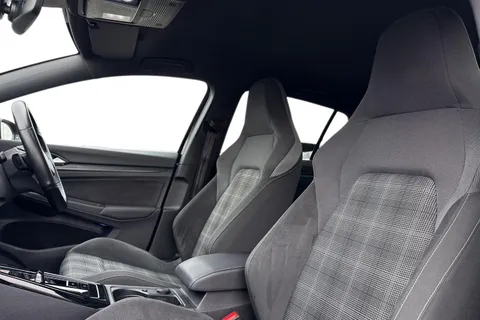 MJ72NWT Volkswagen Golf 2.0 TDI 200 GTD 5dr DSG **REAR VIEW CAM, WINTER PACK** Thumbnail #16