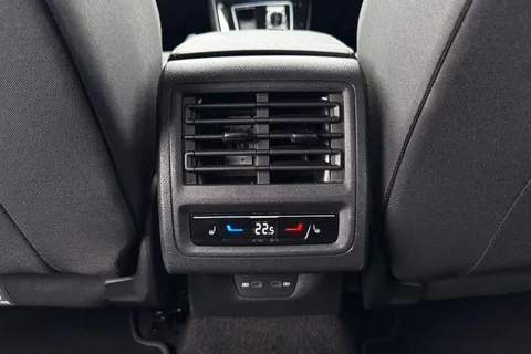 MJ72NWT Volkswagen Golf 2.0 TDI 200 GTD 5dr DSG **REAR VIEW CAM, WINTER PACK** Thumbnail #33