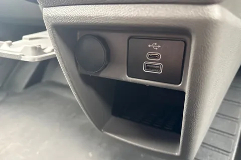 DG75CLJ Volkswagen Transporter 2.0 TDI 110 Commerce Pro Van Thumbnail #37
