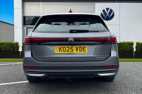 KO25VDE Volkswagen Passat 1.5 TSI eHybrid Life 5dr DSG Thumbnail #5