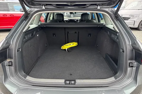 KO25VDE Volkswagen Passat 1.5 TSI eHybrid Life 5dr DSG Thumbnail #8