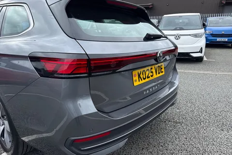 KO25VDE Volkswagen Passat 1.5 TSI eHybrid Life 5dr DSG Thumbnail #9
