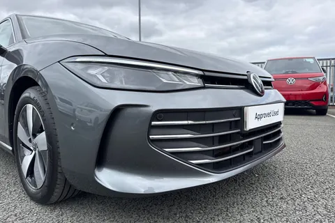 KO25VDE Volkswagen Passat 1.5 TSI eHybrid Life 5dr DSG Thumbnail #10