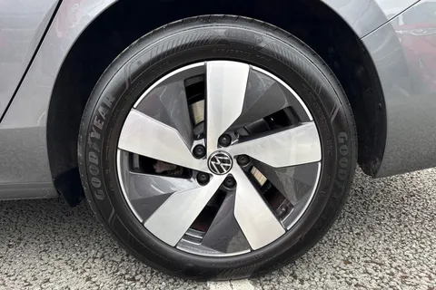 KO25VDE Volkswagen Passat 1.5 TSI eHybrid Life 5dr DSG Thumbnail #12
