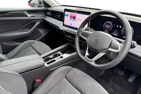 KO25VDE Volkswagen Passat 1.5 TSI eHybrid Life 5dr DSG Thumbnail #15