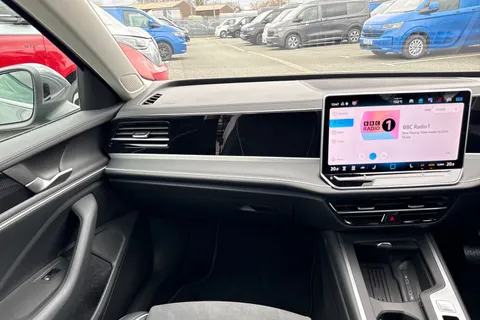 KO25VDE Volkswagen Passat 1.5 TSI eHybrid Life 5dr DSG Thumbnail #21