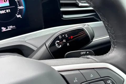 KO25VDE Volkswagen Passat 1.5 TSI eHybrid Life 5dr DSG Thumbnail #24