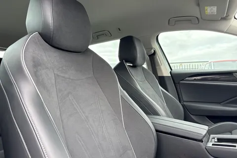 KO25VDE Volkswagen Passat 1.5 TSI eHybrid Life 5dr DSG Thumbnail #25