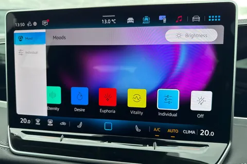 KO25VDE Volkswagen Passat 1.5 TSI eHybrid Life 5dr DSG Thumbnail #56