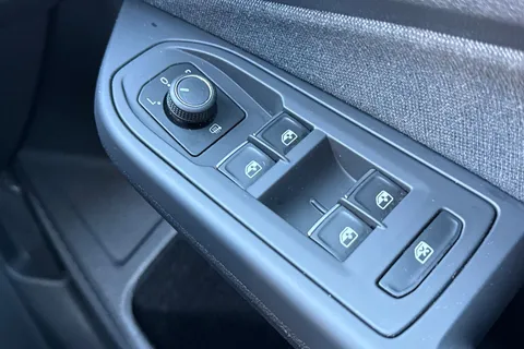 BL72LFW Volkswagen Golf 1.5 TSI Life Euro 6 (s/s) 5dr Thumbnail #37