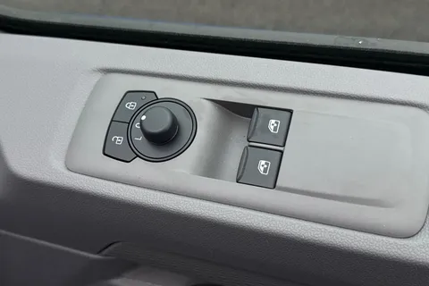 MF26ERU Volkswagen Transporter SWB 150PS AUTO Thumbnail #18