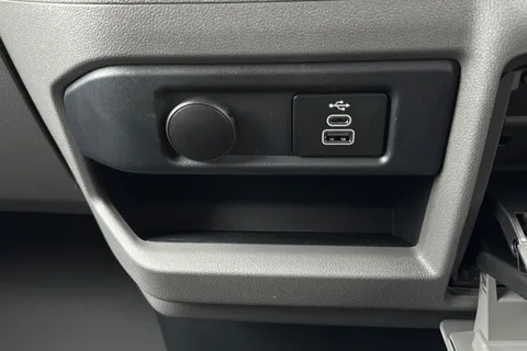 MF26ERU Volkswagen Transporter SWB 150PS AUTO Thumbnail #33