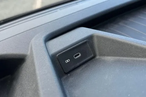 CX74ZXR Volkswagen Crafter 2.0 TDI 140PS Commerce High Roof Van Thumbnail #36