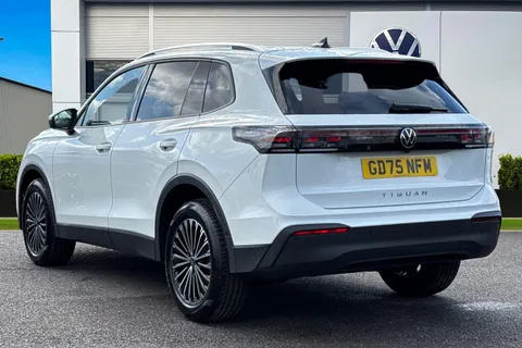 GD75NFM Volkswagen Tiguan 2.0 TDI Match 5dr DSG Thumbnail #3