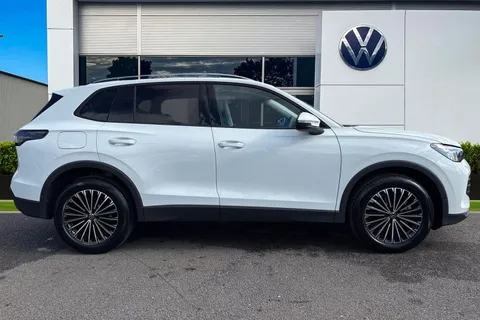 GD75NFM Volkswagen Tiguan 2.0 TDI Match 5dr DSG Thumbnail #4