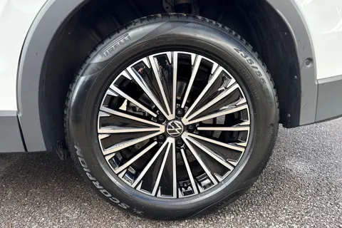 GD75NFM Volkswagen Tiguan 2.0 TDI Match 5dr DSG Thumbnail #12