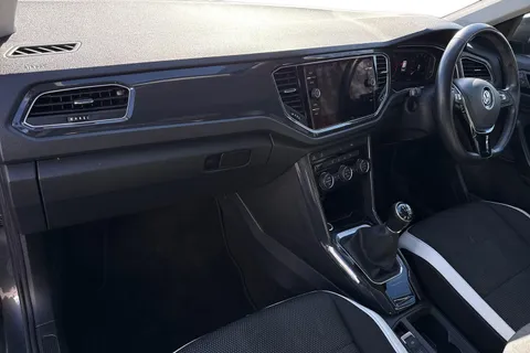 PN18UPL Volkswagen T-Roc 1.5 TSI EVO SEL Euro 6 (s/s) 5dr Thumbnail #16