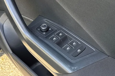 PN18UPL Volkswagen T-Roc 1.5 TSI EVO SEL Euro 6 (s/s) 5dr Thumbnail #22