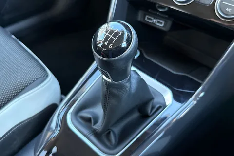 PN18UPL Volkswagen T-Roc 1.5 TSI EVO SEL Euro 6 (s/s) 5dr Thumbnail #24