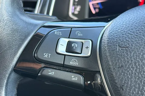 PN18UPL Volkswagen T-Roc 1.5 TSI EVO SEL Euro 6 (s/s) 5dr Thumbnail #38