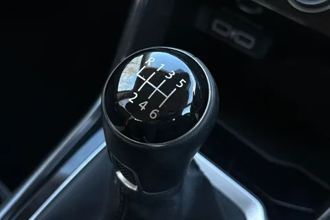 PN18UPL Volkswagen T-Roc 1.5 TSI EVO SEL Euro 6 (s/s) 5dr Thumbnail #42