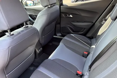 BT70FZW PEUGEOT 2008 1.2 PureTech 130 Allure Premium 5dr EAT8 Thumbnail #32