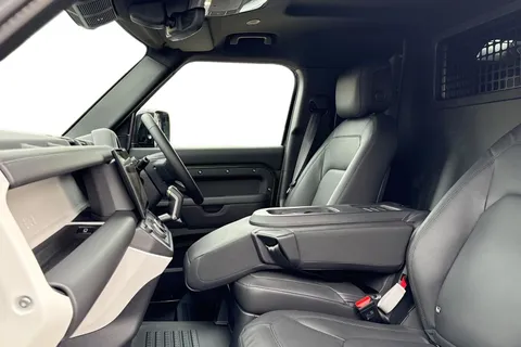 DN26HFR Land Rover Defender 110 3.0 D250 MHEV X-Dynamic HSE Hard Top SUV 5dr Diesel Auto 4WD MWB Euro 6 (s/s) (249 ps) Thumbnail #4
