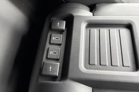 DN26HFR Land Rover Defender 110 3.0 D250 MHEV X-Dynamic HSE Hard Top SUV 5dr Diesel Auto 4WD MWB Euro 6 (s/s) (249 ps) Thumbnail #19