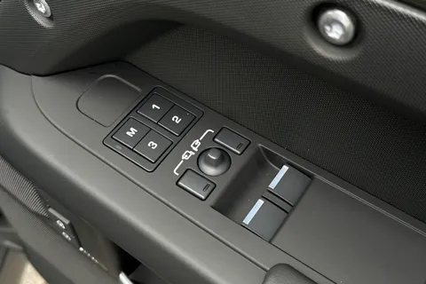 DN26HFR Land Rover Defender 110 3.0 D250 MHEV X-Dynamic HSE Hard Top SUV 5dr Diesel Auto 4WD MWB Euro 6 (s/s) (249 ps) Thumbnail #26